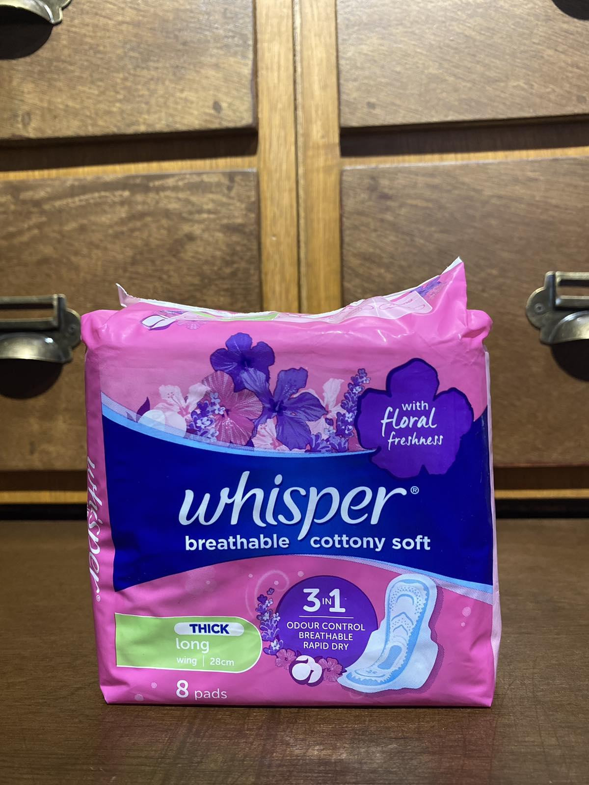 WHISPER BREATHABLE LONG THICK 8PADS