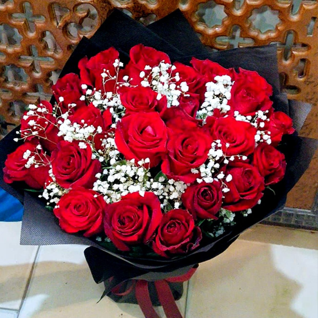 20 Red Roses Bouquet With Gipso